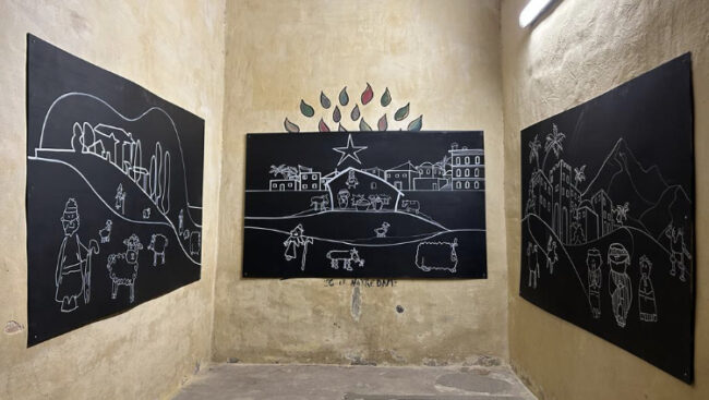 Crèche Triptyque en cours de réalisation dans l'alcôve de la cours