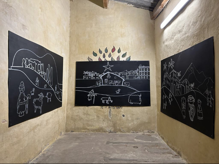 Crèche Triptyque en cours de réalisation dans l'alcôve de la cours